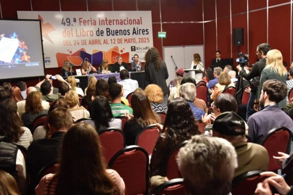 Editorial Almaluz sigue deslumbrando con presentaciones de autores a sala llena