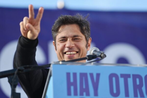 Axel Kicillof presentó el Movimiento Derecho al Futuro en un acto multitudinario en La Plata