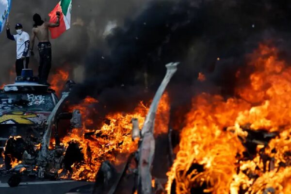 Crecen las tensiones en Los Ángeles: la policía prohíbe reuniones públicas y aumenta el conflicto con manifestantes