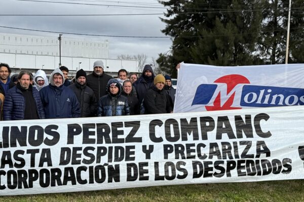 Manifestación en Molinos Río de la Plata para exigir la reincorporación de los despedidos