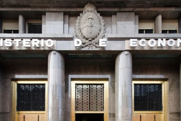 El Gobierno logró refinanciar solo el 76% de los vencimientos en pesos y quedó expuesto a nuevas presiones sobre el dólar